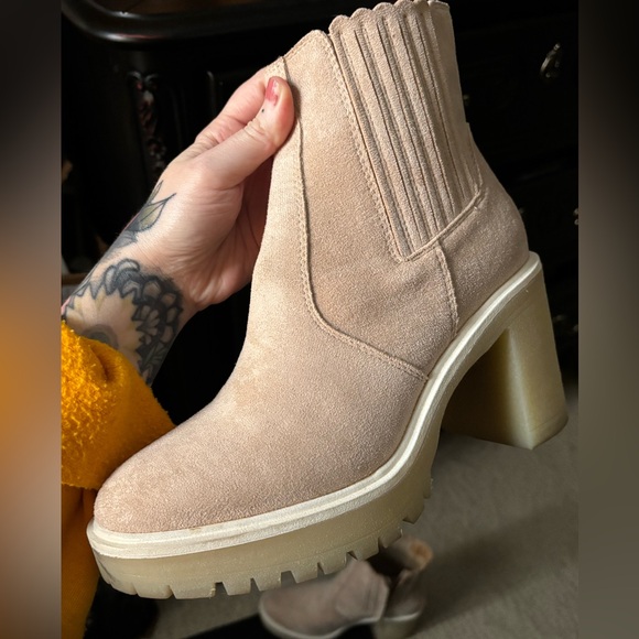 Boots - Picture 3 of 7